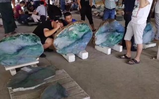 缅甸翡翠挂件价格视频冰种翡翠原石