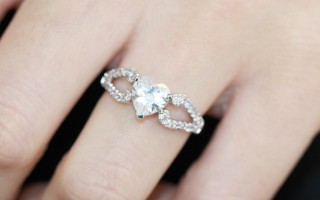 求婚先买个普通戒指再买钻戒求婚戒指1000寒酸吗