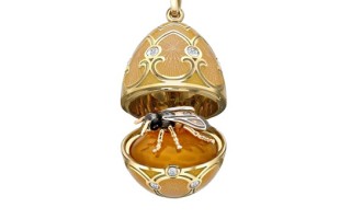 别致祝福 俄罗斯珠宝商Fabergé 推出一枚 Bee Surprise 彩蛋挂坠