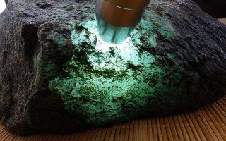 翡翠原石玻璃种自然光翡翠原石玻璃种