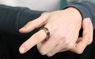 男生戴戒指10个手意义图男生戴戒指10个手意义图,视频