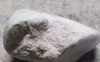 白盐沙的翡翠原石好不好赌,8000再赌一块木那白盐沙