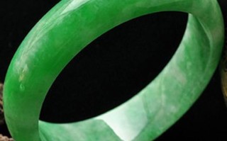 翡翠玉镯是带有绿色的好还是纯色的好,翡翠色手镯女款玉石浅绿色玉镯子