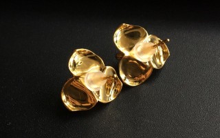 黄金耳钉多少钱一对奶奶戴,黄金耳钉一般多少钱一对