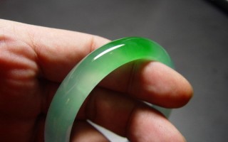 正阳绿翡翠手镯为什么比一般翡翠手镯要贵？