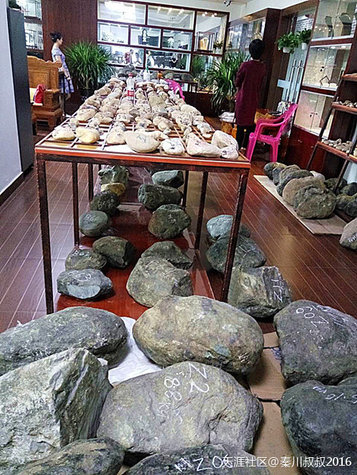 罕见！54公斤缅甸原石开出满料翡翠-第8张图片-翡翠网