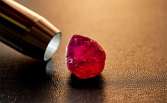 苏富比纽约将拍卖一颗55.22ct鸽血红红宝石 估价过3000万美元!-第2张图片-翡翠网