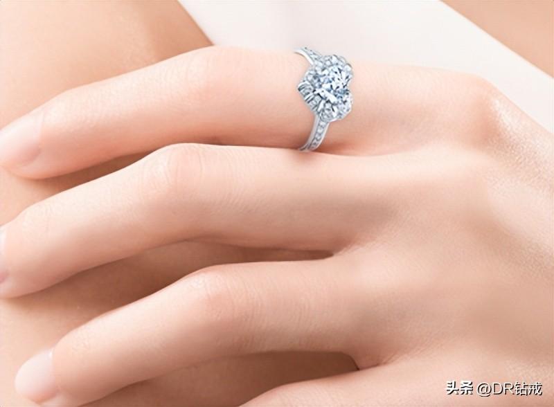 单身女生戴戒指戴法单身女子戴戒指应该怎样戴-第1张图片-翡翠网