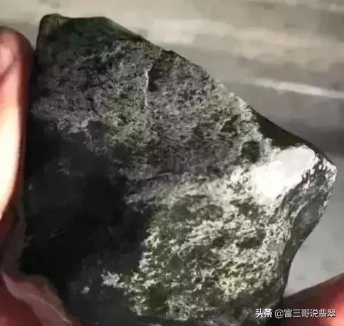 黑乌沙翡翠原石怎么看化开没化开的简单介绍-第6张图片-翡翠网