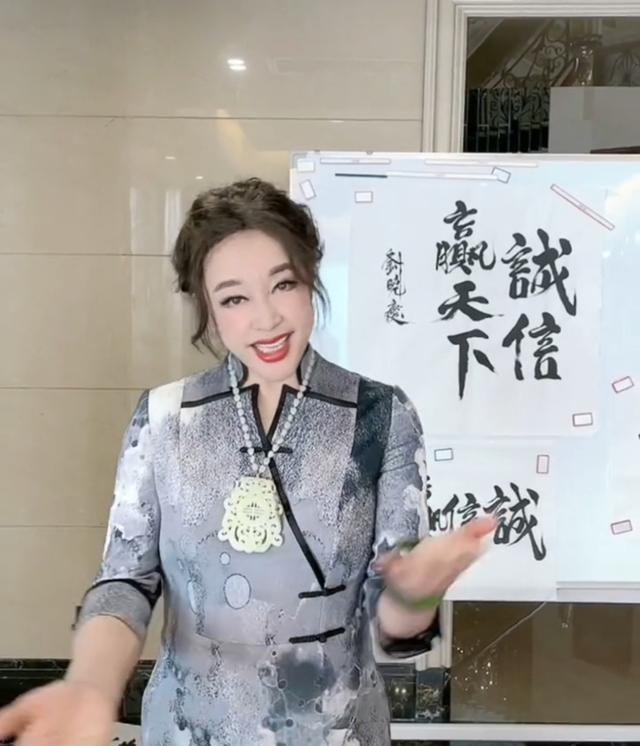 翡翠与旗袍的搭配,旗袍翡翠手镯-第1张图片-翡翠网