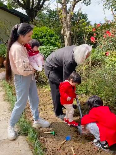 女人戴翡翠手镯左手还是右手好,女人戴翡翠手镯的图片-第10张图片-翡翠网