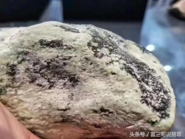 翡翠原石脱砂教程翡翠原石去皮开窗教程-第5张图片-翡翠网