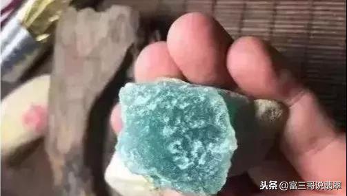 翡翠原石皮壳表现起胶,南齐翡翠原石皮壳特点-第8张图片-翡翠网