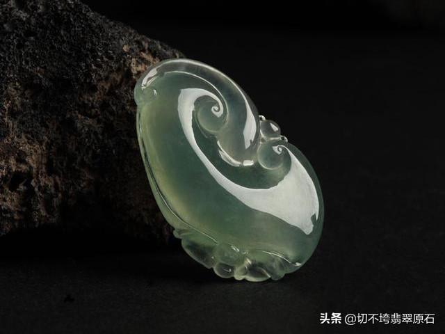 油青种翡翠挂件价格油青种翡翠深色好还是浅色好-第5张图片-翡翠网