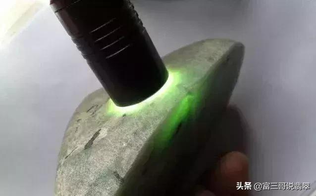 翡翠手镯透明了好吗翡翠手镯有透明晶体-第1张图片-翡翠网