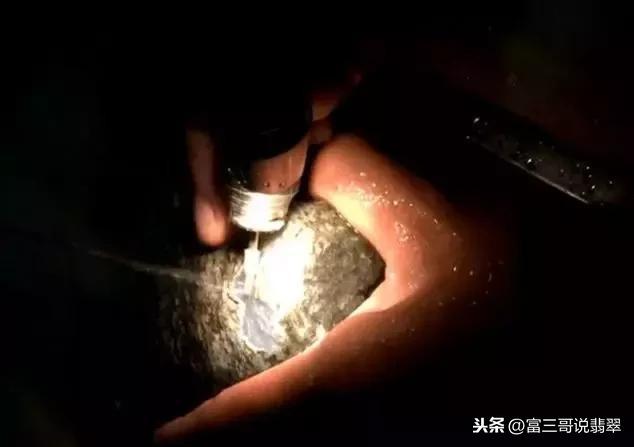 扒皮的翡翠原石翡翠原石扒皮好还是开窗好-第5张图片-翡翠网