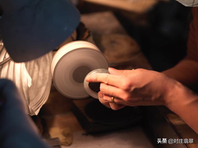 翡翠手镯制作过程视频翡翠制作手镯的过程-第10张图片-翡翠网