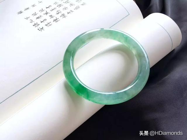 墨绿翡翠的价格翡翠手镯12种颜色-第25张图片-翡翠网