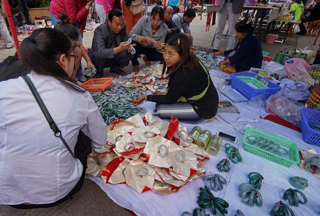 翡翠手镯店一万买的翡翠镯子都是棉絮-第21张图片-翡翠网