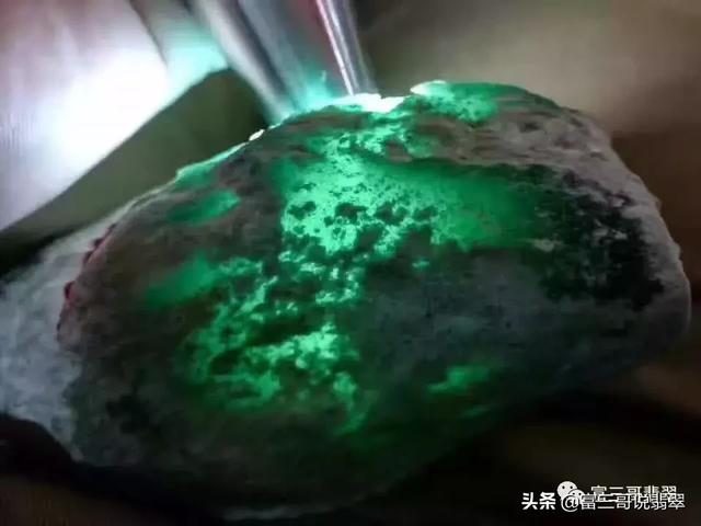 莫西沙翡翠原石脱沙是什么意思,翡翠原石脱沙图片大全-第8张图片-翡翠网