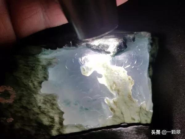 翡翠原石灯光照打灯通透的翡翠原石-第11张图片-翡翠网