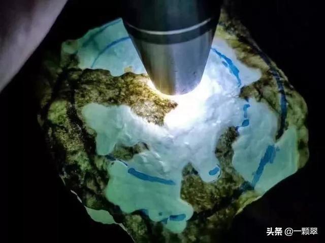 怎样打灯看翡翠原石的种老嫩,翡翠原石皮壳上打灯知识-第10张图片-翡翠网