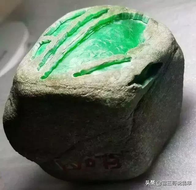 怎么判断是玉还是石头,**讲翡翠赌石知识技巧-第6张图片-翡翠网