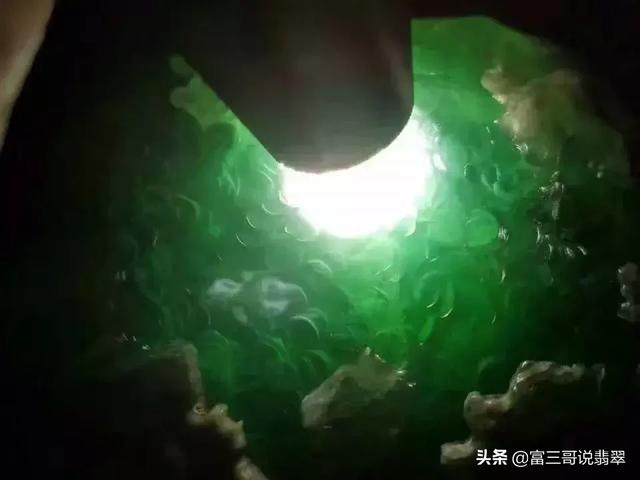 翡翠原石脱沙好不好,四川翡翠原石掉沙-第10张图片-翡翠网