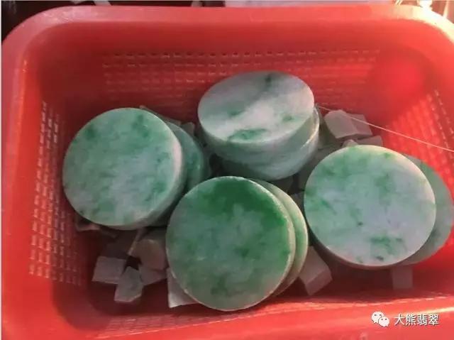 满色飘辣翡翠手镯,3万元糯冰飘花翡翠手镯-第5张图片-翡翠网