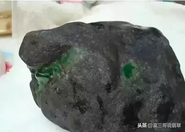 翡翠原石黄沙皮知识黄沙皮出什么翡翠-第26张图片-翡翠网