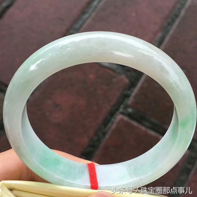 翡翠手镯值得买吗,几百块有瑕疵的翡翠能买吗-第18张图片-翡翠网