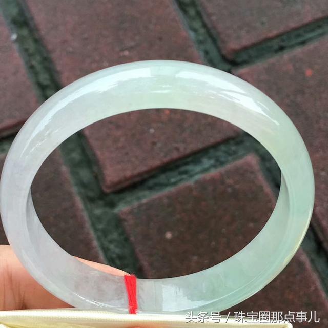 翡翠手镯值得买吗,几百块有瑕疵的翡翠能买吗-第23张图片-翡翠网