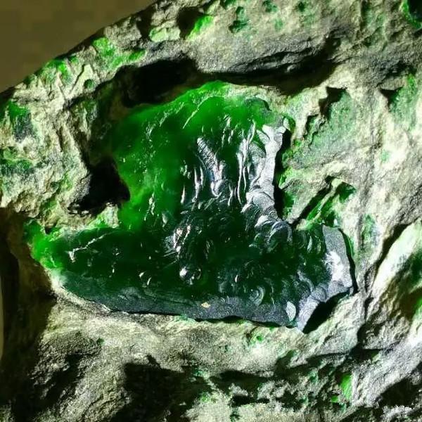 翡翠原石的价位,百万翡翠原石切开一片绿油油-第10张图片-翡翠网