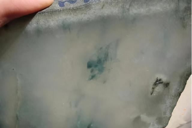 翡翠莫西沙冰飘花原石满绿翡翠和高冰飘花翡翠-第3张图片-翡翠网