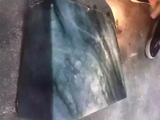 黄巴翡翠原石,翡翠长期泡在水里会怎样-第2张图片-翡翠网