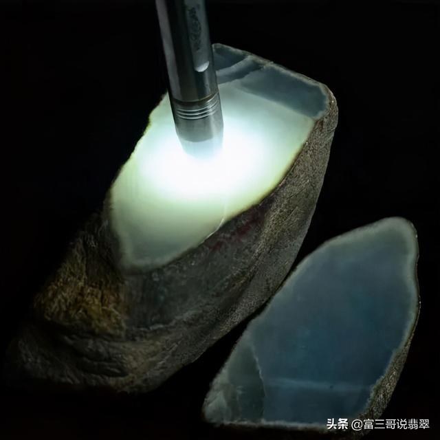 南齐翡翠赌石黑皮壳,翡翠原石有红雾-第2张图片-翡翠网