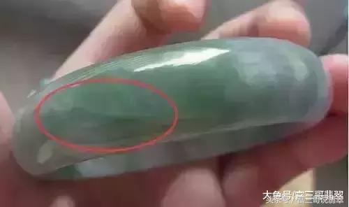 翡翠镯表面有好多小坑,翡翠手镯的小坑-第3张图片-翡翠网