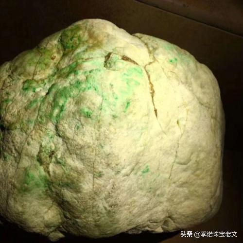 莫湾基原石蟒图赌石视频极品冰阳绿蟒带翡翠原石-第3张图片-翡翠网