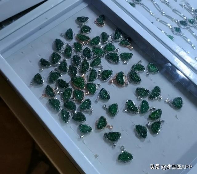 绿色危料翡翠危料蓝水翡翠挂件价格-第17张图片-翡翠网