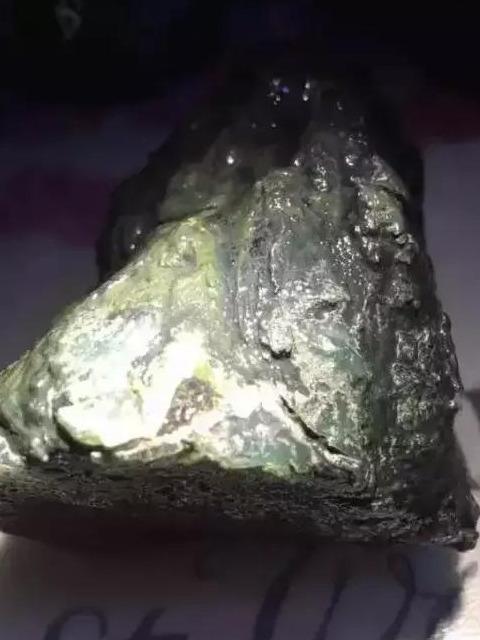 翡翠原石荧光翡翠起荧光是什么样子-第4张图片-翡翠网