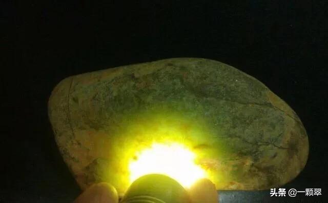 为什么翡翠原石打灯有黄绿色,翡翠原石看种用白灯还是黄灯-第6张图片-翡翠网
