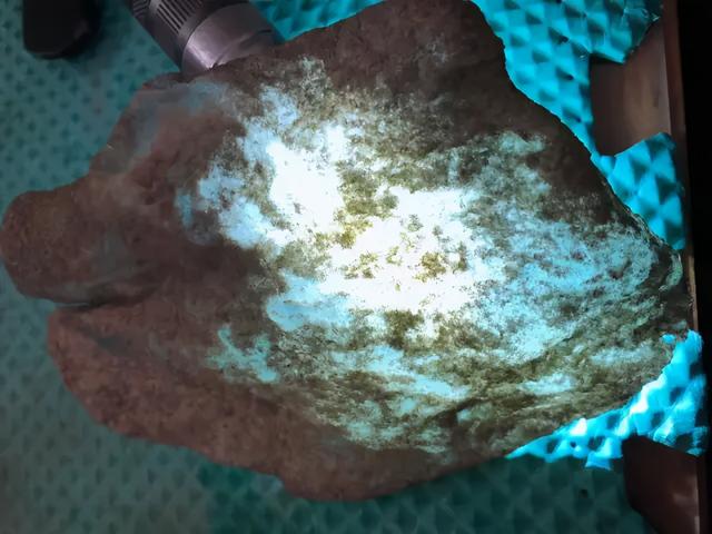 关于青海大型冰种翡翠原石的信息-第4张图片-翡翠网