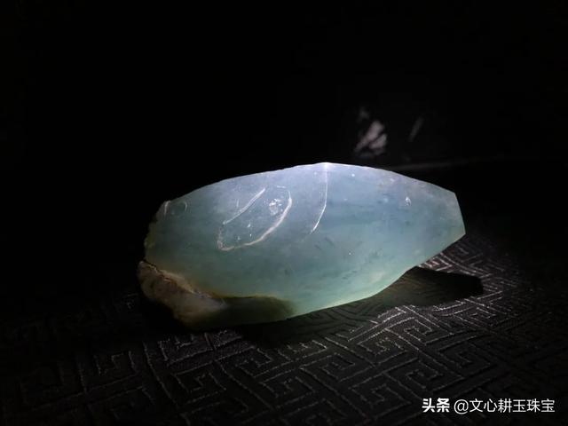 翡翠赌石的癣,翡翠原石冰蓝癣是什么-第4张图片-翡翠网