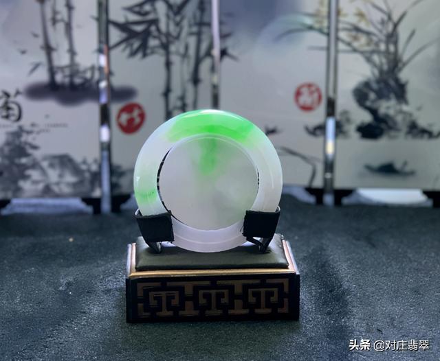 翡翠手镯胳膊白灰白色糯种翡翠手镯-第4张图片-翡翠网