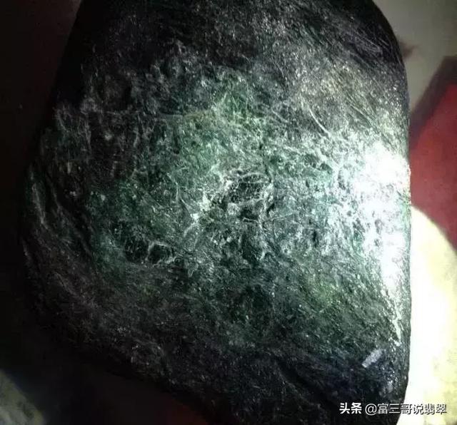 捡漏赌石类小说完本,赌翡翠原石有多少种赌法-第11张图片-翡翠网