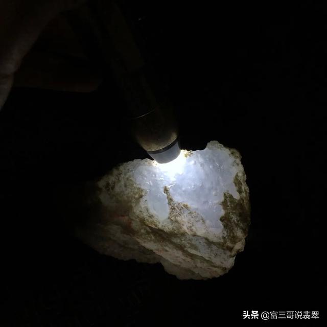 原石图片大全景云翡翠原石-第3张图片-翡翠网