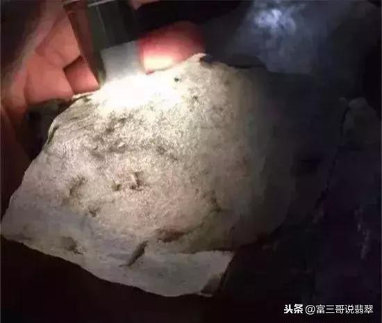 包含翡翠原石切面开窗的词条-第6张图片-翡翠网