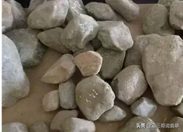 翡翠原石买小不买大的简单介绍-第4张图片-翡翠网