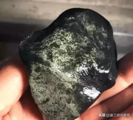 翡翠原石吸水快翡翠原石压手感越重越好-第6张图片-翡翠网