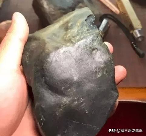 翡翠原石吸水快翡翠原石压手感越重越好-第18张图片-翡翠网